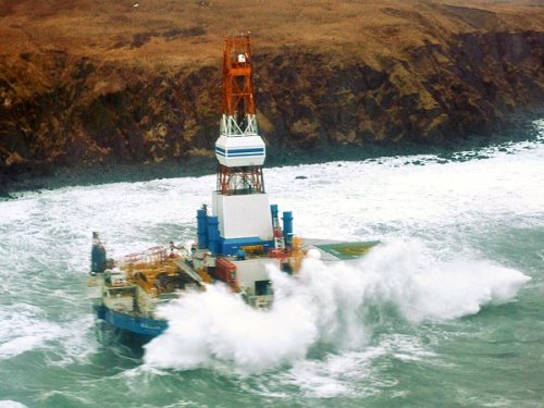 energy-kulluk-oil-rig-runs-aground-alaska-wreck_62757_600x450
